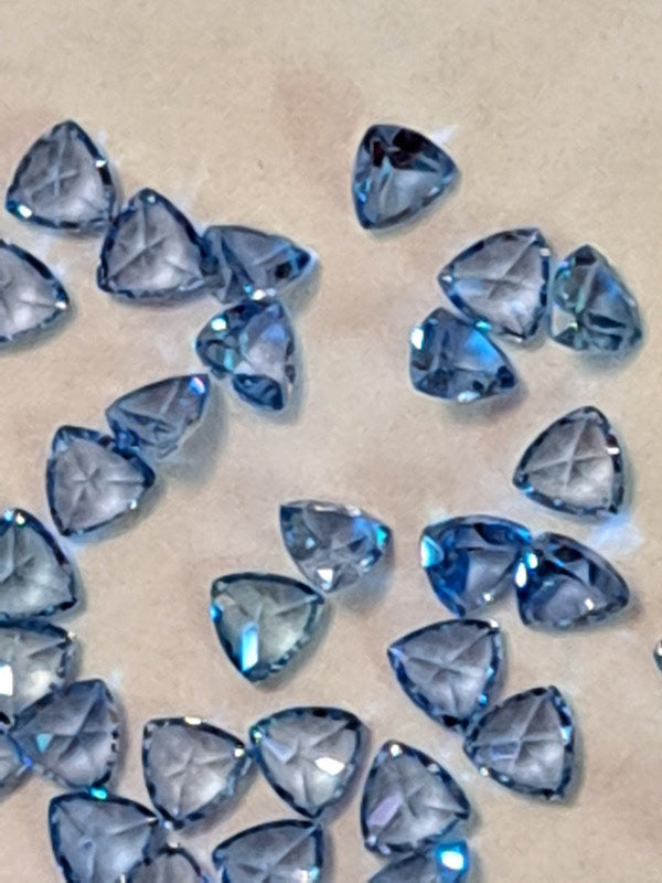 Lab Sapphire brilliant blue, Faceted Trillion, 3mm (5pc)