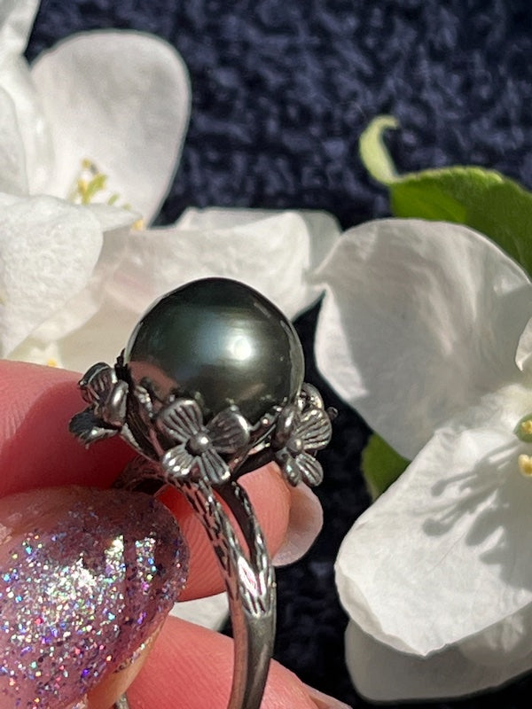 Natural Tahiti Pearl ring in sterling silver band. Fits all sizes