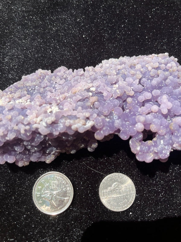 Natural hole formation in the grape agate specimen