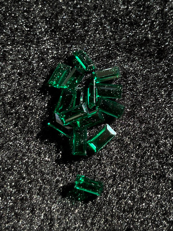 Nano Emerald Green Baguette 4x8mm (5pc)