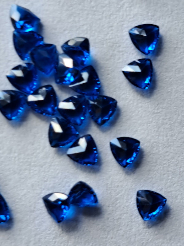 Lab Sapphire dark Blue, Faceted Trillion, 3mm (5pc)