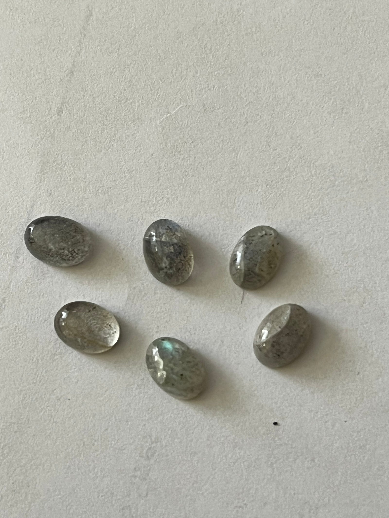 Labradorite Gray / Rainbow Cabachon Oval 5x7mm (1pc)