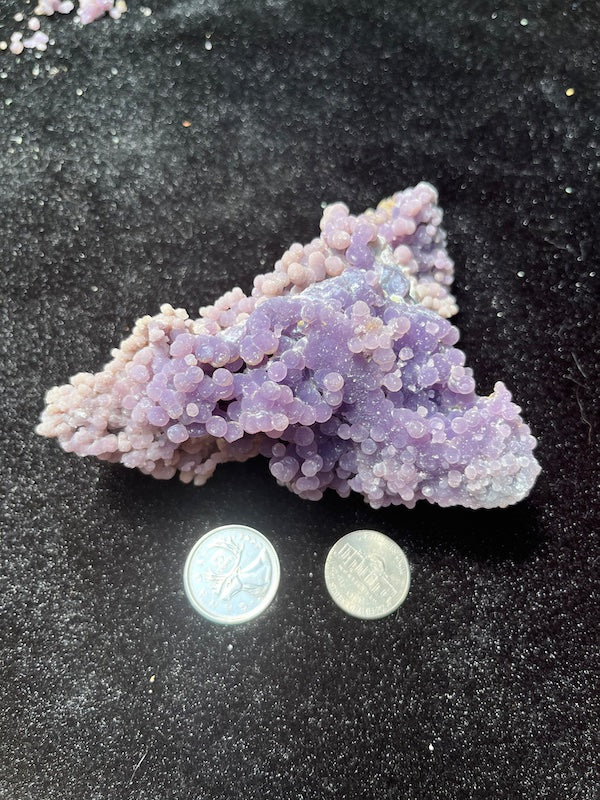 286 grams this is a solid larger grape agate crystal