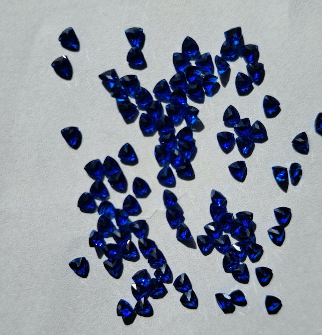 Lab Sapphire dark Blue, Faceted Trillion, 3mm (5pc)