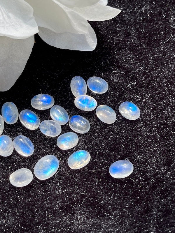 Moonstone, Oval, Cabochon, Rainbow5x7mm (1pc)