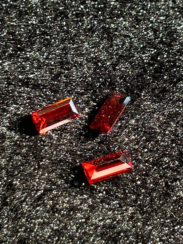 Cubic Zirconia Red Baguette 4x8mm (5pc)