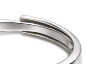 Free size ring shows overlapping band to enlarge or reduce the ring
