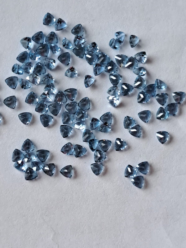 Lab Sapphire brilliant blue, Faceted Trillion, 3mm (5pc)