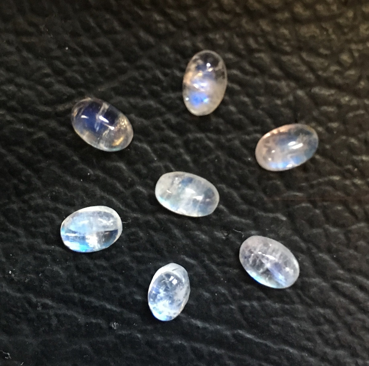 Moonstone Rainbow Cabochon Oval 6x4mm (1)