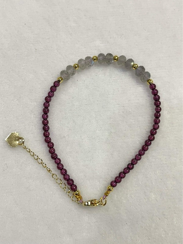 Bracelet, garnet with faceted labradorite focal beads