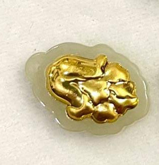 Pendant Hetian Jade, with 18 k gold foil accent