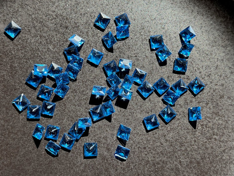 Lab Sapphire Blue Square 5mm (5pc)
