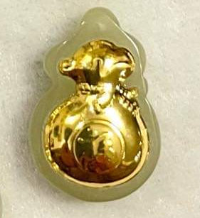 Pendant Hetian Jade, with 18 k gold foil accent